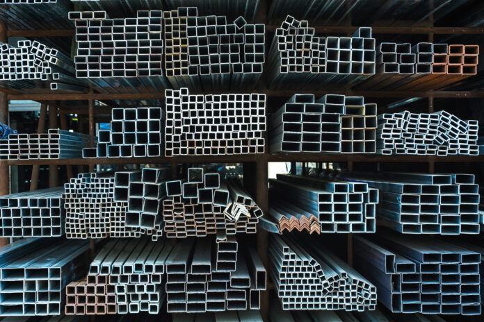 Large steel factory warehouse A decisão, divulgada em maio de 2025, marca uma mudança estratégica importante da companhia, que opta por reforçar suas operações nacionais em vez de arriscar capital em uma nova empreitada no exterior