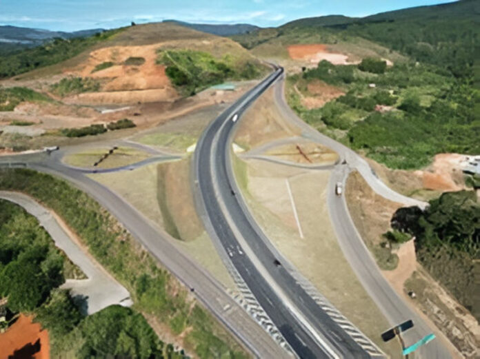 A obra no trevo da BR-381, reconhecida como a maior intervenção viária já realizada na cidade, tem como objetivo modernizar o acesso à região, melhorar o fluxo de veículos e aumentar a segurança dos motoristas