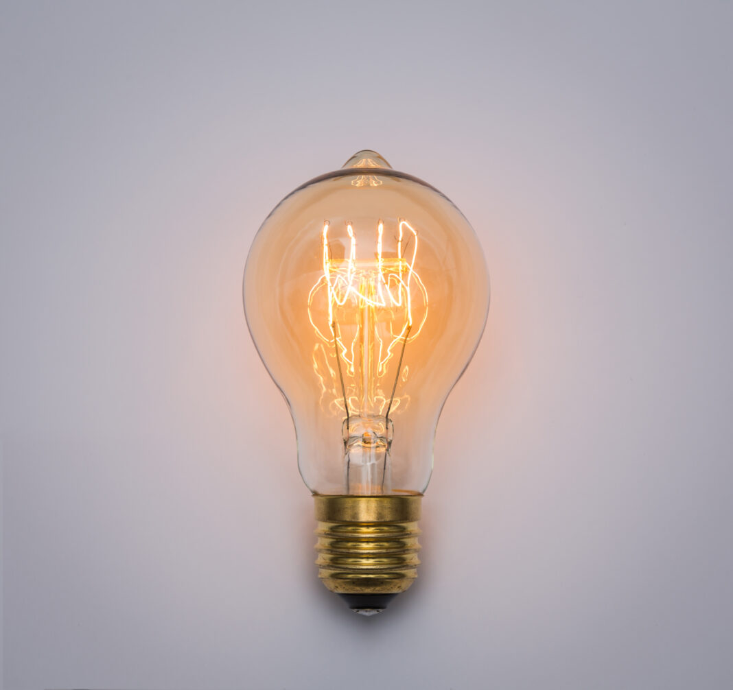 Com a bandeira vermelha em vigor na conta de luz, a Aneel reforça a necessidade de consumo consciente e medidas de economia no dia a dia, como desligar aparelhos que não estão em uso, evitar o uso simultâneo de equipamentos elétricos e reduzir o tempo de banho com chuveiro elétrico