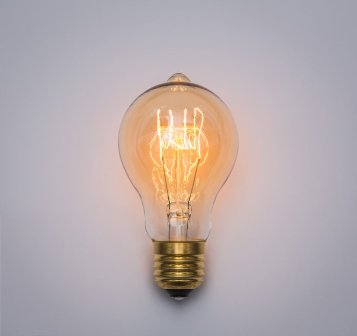 Light Bulb Com a bandeira vermelha em vigor na conta de luz, a Aneel reforça a necessidade de consumo consciente e medidas de economia no dia a dia, como desligar aparelhos que não estão em uso, evitar o uso simultâneo de equipamentos elétricos e reduzir o tempo de banho com chuveiro elétrico