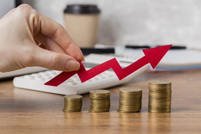 mao-segurando-uma-seta-de-crescimento-com-moedas A elevação da Selic para 15% precisa, segundo a entidade, ser reavaliada com cautela diante de seus efeitos colaterais sobre o desenvolvimento econômico