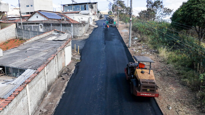 Asfaltamento da rua Vitória, no bairro Satélite, atende demanda histórica da população e melhora circulação do transporte público