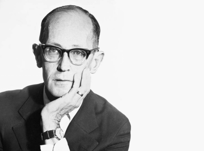 Carlos Drummond de Andrade Segundo o vereador, a estátua de Carlos Drummond de Andrade teria como objetivo colocar Itabira no radar do turismo literário nacional e internacional, aproveitando a fama global do poeta nascido no município