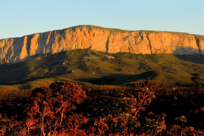 Cordilheira do Espinhaço Coordenado pelo Governo de Minas, o projeto Cordilheira do Espinhaço busca transformar a única cordilheira brasileira em um destino turístico sustentável, priorizando vivências culturais, históricas e ambientais
