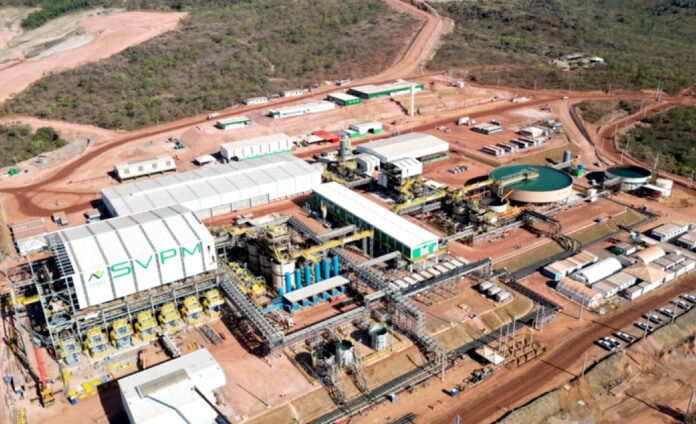 O Brasil tem um grande potencial para expandir sua produção e diversificar os mercados de exportação de terras raras, mas para isso será necessário avançar em tecnologias de refino e investir em infraestrutura para tornar o setor mais competitivo globalmente