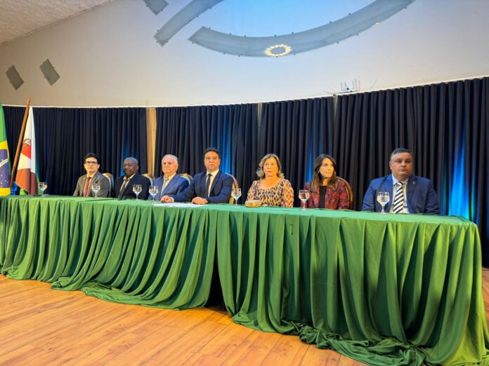 Mesa da Solenidade Entrega de Honrarias O presidente da Casa, Fernando Linhares, destaca que a escolha dos homenageados para receber as honrarias reflete o compromisso dos vereadores em reconhecer talentos e trajetórias que inspiram a cidade
