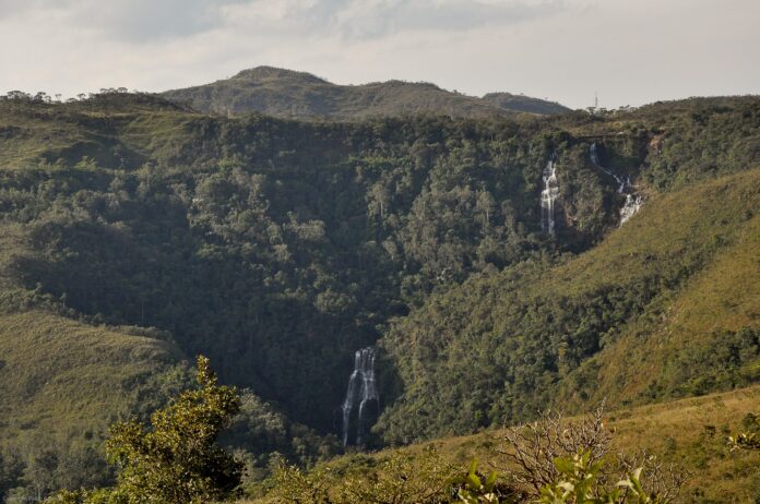 Parque Nacional da Serra do Gandarela Localizado nas proximidades da Unidade de Conservação do Parque Nacional da Serra do Gandarela, o Projeto Apolo é alvo de críticas de ambientalistas, que alertam para potenciais impactos em uma região considerada rica em biodiversidade, recursos hídricos e patrimônios arqueológicos