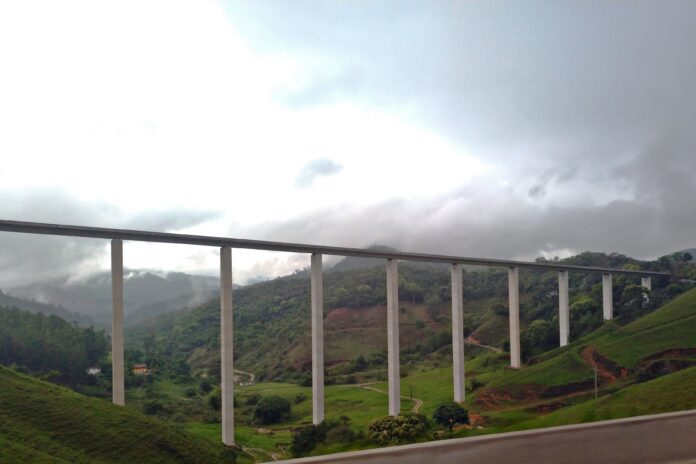 Obra no viaduto entra na fase final no sentido Vale do Aço e deve garantir mais fluidez e segurança para motoristas que passam por Antônio Dias