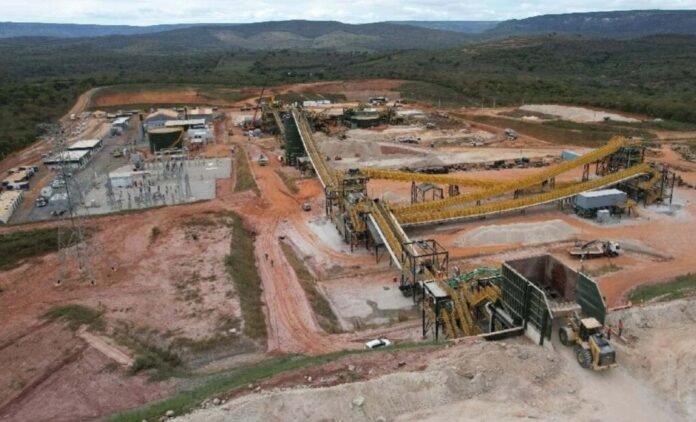 Maior reserva de lítio está em Minas e já impulsiona exportações, economia local e infraestrutura; moradores cobram atenção a impactos sociais e ambientais.