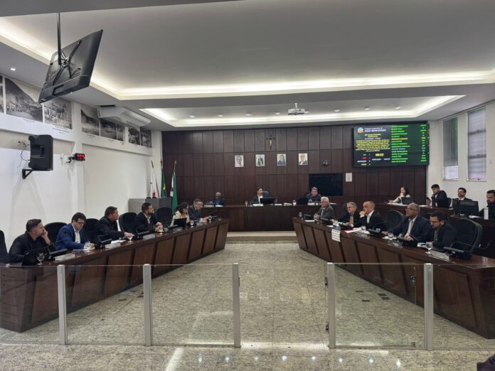 Com a rejeição do projeto, o atual Código Tributário permanece em vigor, e a discussão sobre uma possível reforma tributária na cidade continua em aberto