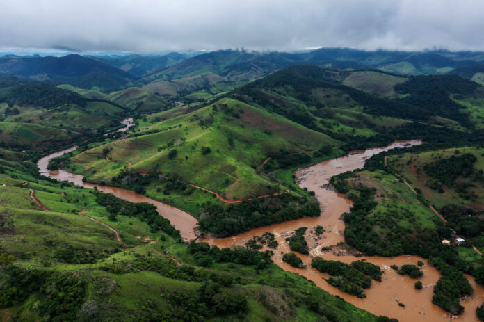 O desastre da barragem de Mariana, que matou 19 pessoas e liberou cerca de 45 milhões de metros cúbicos de rejeitos de mineração, afetou diretamente a bacia do Rio Doce e teve reflexos em áreas costeiras da Bahia, incluindo o Banco dos Abrolhos