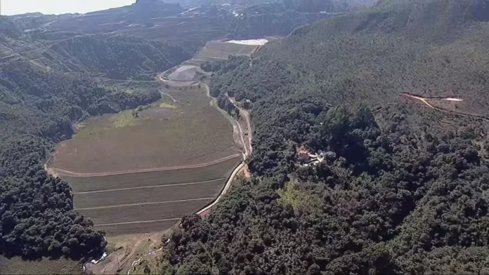 A mineradora se comprometeu a ações imediatas, com destaque para três eixos principais: monitoramento e validação da segurança das barragens, implementação de estrutura mínima de resposta a emergências e a descaracterização das estruturas de risco