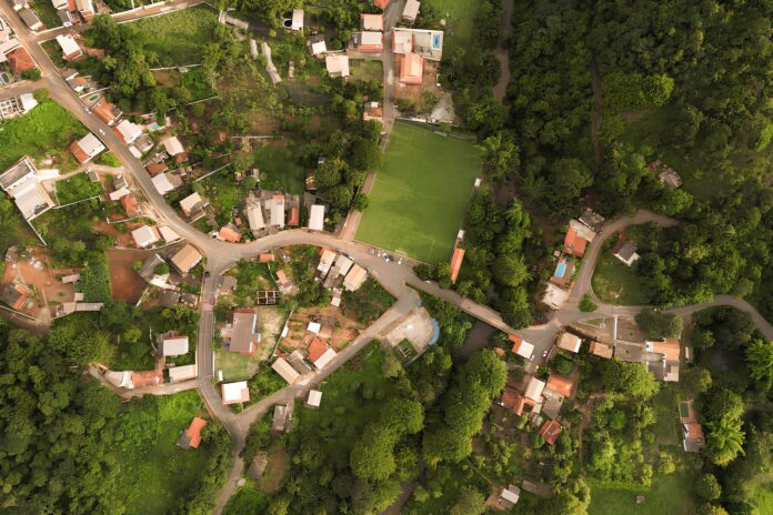 A origem do conflito está no Decreto nº 496/2024, assinado pelo governador Romeu Zema (Novo), que autoriza a Companhia Siderúrgica Nacional (CSN) a desapropriar 261 hectares de terra nos arredores dos bairros Santa Quitéria e Plataforma, em Congonhas