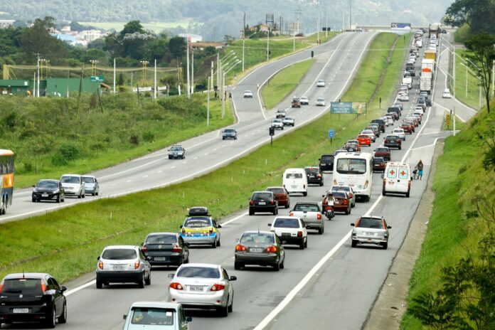 fernao-atibaia A Rodovia Fernão Dias, administrada pela Arteris, registra cerca de 250 mil veículos por dia e mais de 7 mil acidentes em três anos, segundo dados da Polícia Rodoviária Federal, sendo 440 fatais