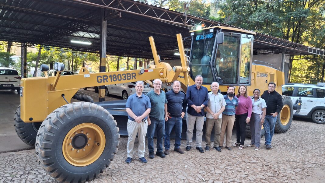 motoniveladora (2) Com esse reforço da motoniveladora, João Monlevade amplia sua capacidade operacional para serviços de infraestrutura, manutenção de estradas vicinais e apoio à produção agrícola, beneficiando diretamente as comunidades rurais e urbanas