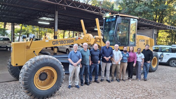 motoniveladora (2) Com esse reforço da motoniveladora, João Monlevade amplia sua capacidade operacional para serviços de infraestrutura, manutenção de estradas vicinais e apoio à produção agrícola, beneficiando diretamente as comunidades rurais e urbanas