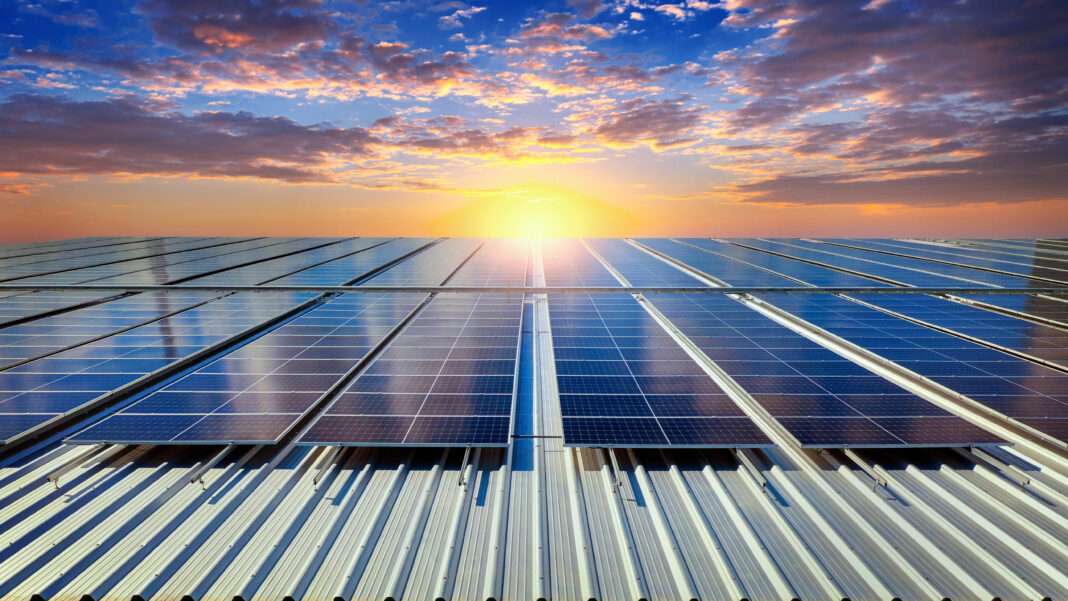 Solar panels on the roof. (Solar cell) O Complexo Solar Draco não só representará um avanço significativo na geração de energia limpa, como também será uma importante fonte de empregos para a região.
