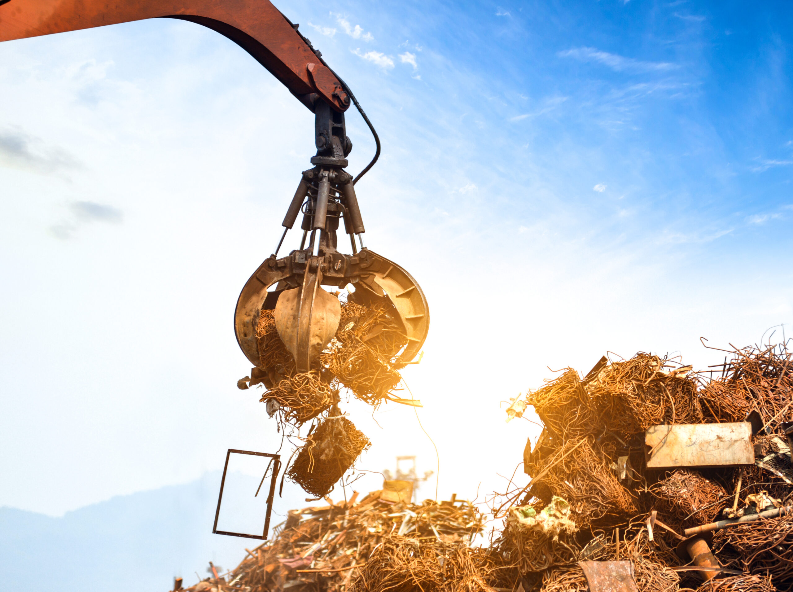 Crane grab scrap As pilhas de rejeitos são formadas por materiais que não possuem valor econômico, como terra e areia, que sobram após o processamento do minério