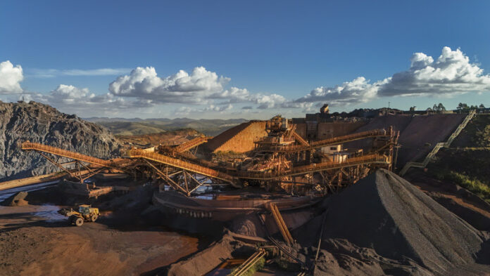 A nova tarifa americana pode ter um efeito cascata sobre os investimentos projetados para o setor mineral brasileiro.