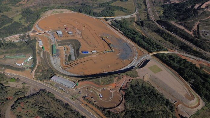 Com capacidade de movimentação anual de 12 milhões de toneladas, o CDA se destaca como uma das maiores estruturas intermodais do setor mineral em Minas Gerais