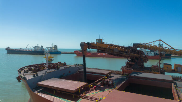 Em 2025, a expectativa é de que a operação mantenha seu ritmo crescente, com estimativas entre 22 e 24 milhões de toneladas de minério de ferro movimentadas