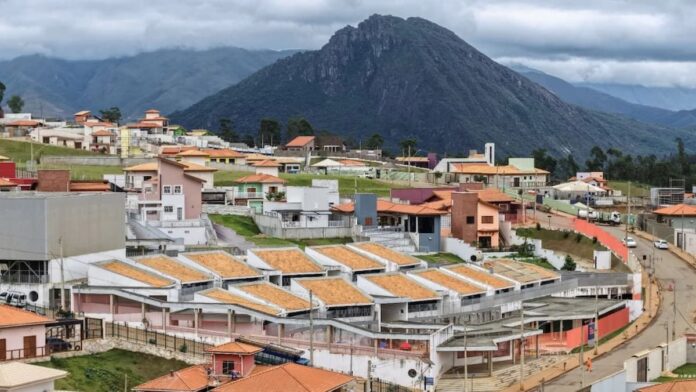 941c28b3-a7d1-471d-aab3-89845bc26bf6 A Samarco informou que seis imóveis adicionais, solicitados pelos próprios atingidos de Novo Bento Rodrigues após a assinatura do acordo, ainda estão em fase de execução.