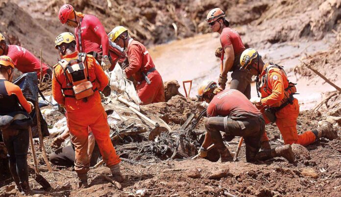 Brumadinho-4 O termo de compromisso firmado em 2019 estabeleceu critérios para a reparação extrajudicial das vítimas de Brumadinho, incluindo a previsão de indenização de R$ 100 mil para aqueles que comprovassem danos à saúde mental