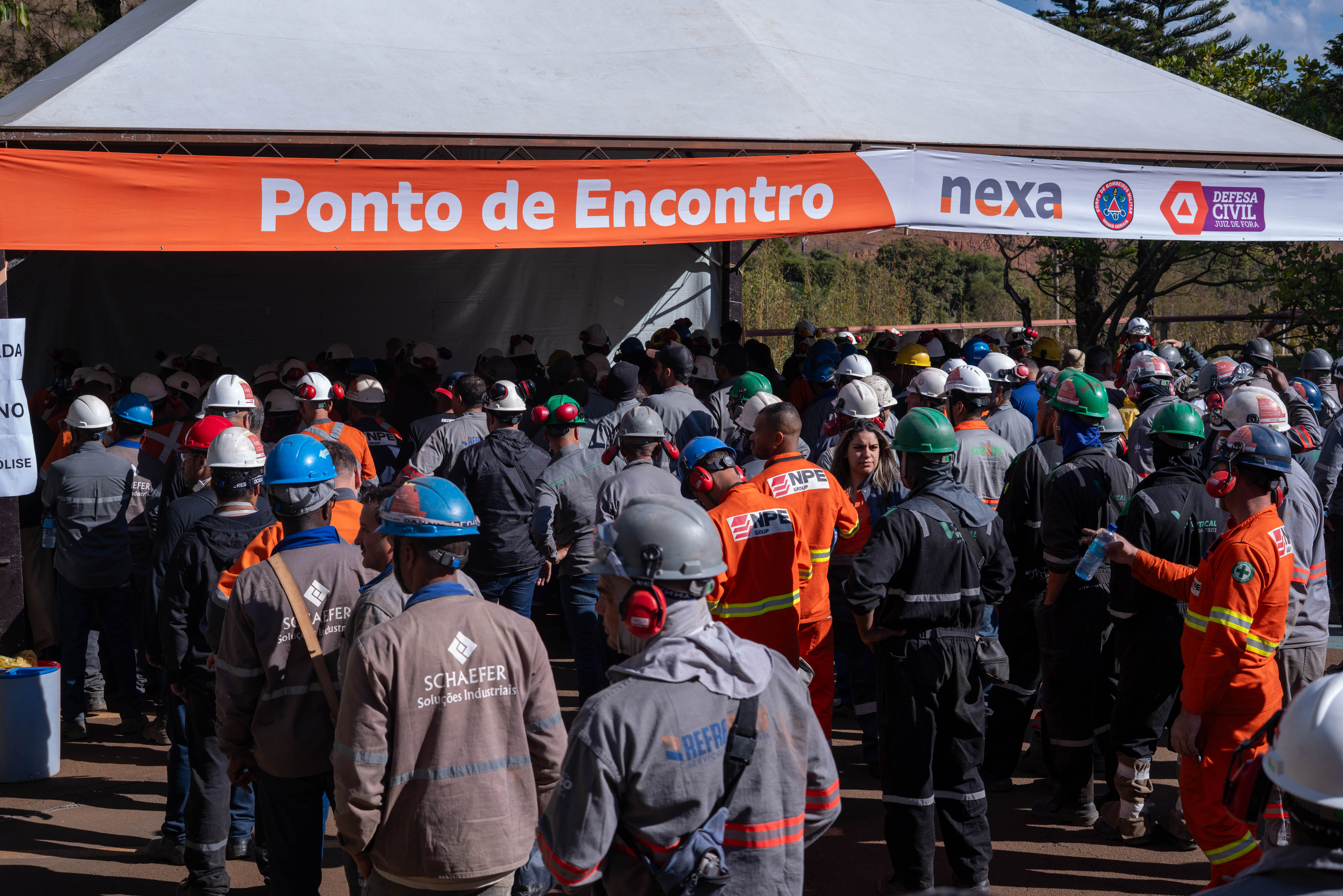 A Nexa informou com antecedência aos moradores da ZAS sobre o acionamento das sirenes da barragem, e a população seguiu as orientações, deslocando-se para os pontos de encontro designados