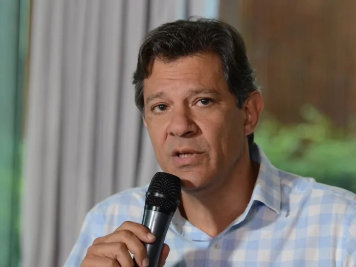 O governo brasileiro, segundo o ministro, deve priorizar a implementação de ações técnicas e acordos de cooperação para desenvolver tecnologias que permitam transformar as terras raras no próprio país, antes de exportá-los em sua forma bruta