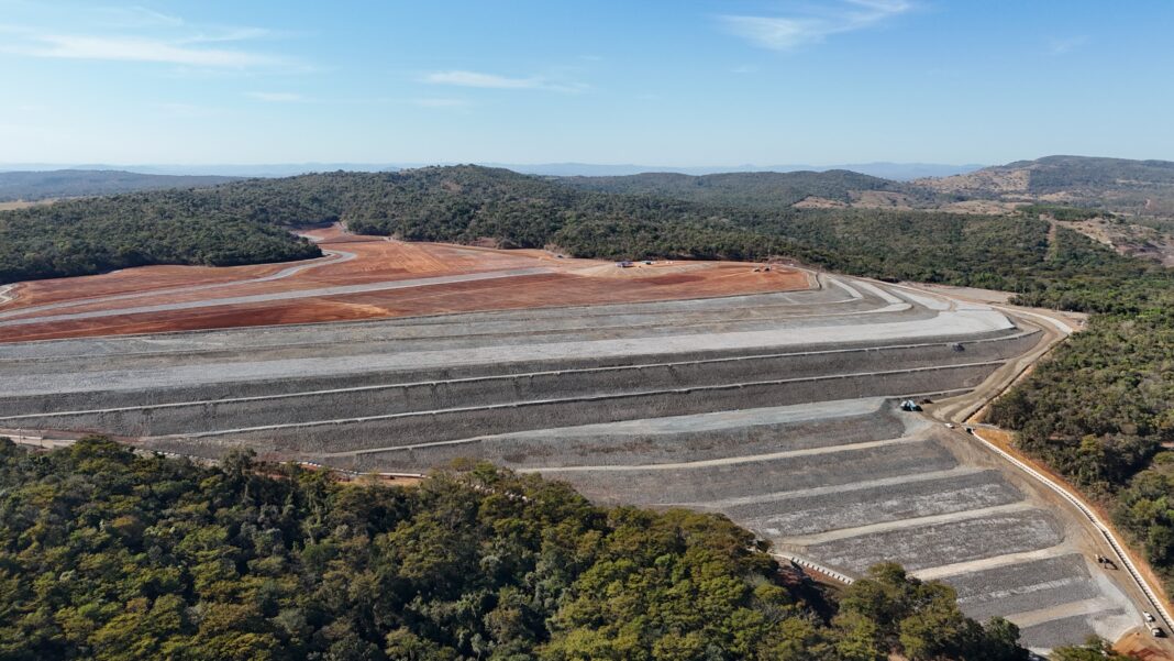 Um ponto importante a ser destacado é que a barragem Serra Grande foi a primeira estrutura da AngloGold Ashanti a adotar o processo de disposição de rejeitos 100% a seco, implementado em setembro de 2021