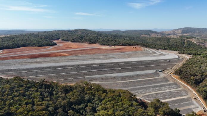 default Um ponto importante a ser destacado é que a barragem Serra Grande foi a primeira estrutura da AngloGold Ashanti a adotar o processo de disposição de rejeitos 100% a seco, implementado em setembro de 2021