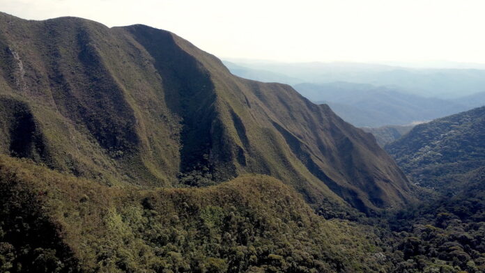 Gandarela-1 A decisão, publicada na Nota Técnica nº 17/2025, considerou que o projeto é incompatível com os objetivos de conservação do Parque Nacional da Serra do Gandarela e acarretaria riscos ambientais graves e irreversíveis