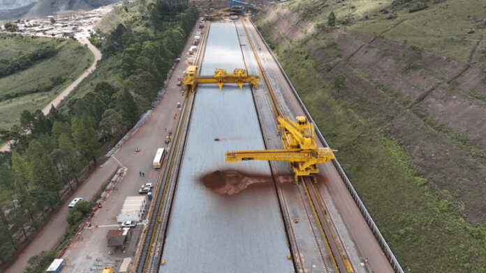 A Vale considera a mina essencial para atingir sua meta de produção, que varia entre 325 milhões e 335 milhões de toneladas em 2025 e entre 340 milhões e 360 milhões de toneladas em 2026.