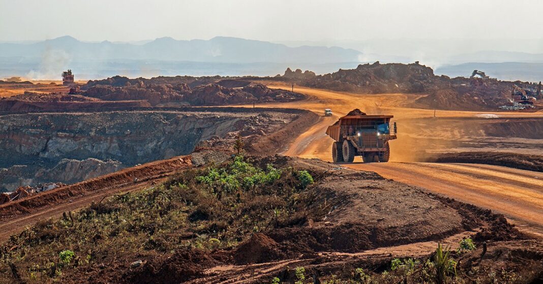 Tráfego intenso de caminhões das mineradoras é o principal gargalo viário; proposta é liberar a estrada da Vale para que outras empresas usem a rota até os terminais ferroviários | Foto: Reprodução Adobe Stock