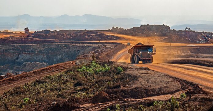 IMG_2168 Tráfego intenso de caminhões das mineradoras é o principal gargalo viário; proposta é liberar a estrada da Vale para que outras empresas usem a rota até os terminais ferroviários | Foto: Reprodução Adobe Stock