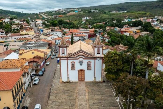 Imagem do WhatsApp de 2025-08-19 à(s) 13.47.03_0ea27121 O projeto Conceição em Seresta é uma idealização da produtora cultural Shirley Barros, conterrânea de Conceição do Mato Dentro e figura chave na promoção cultural da cidade.