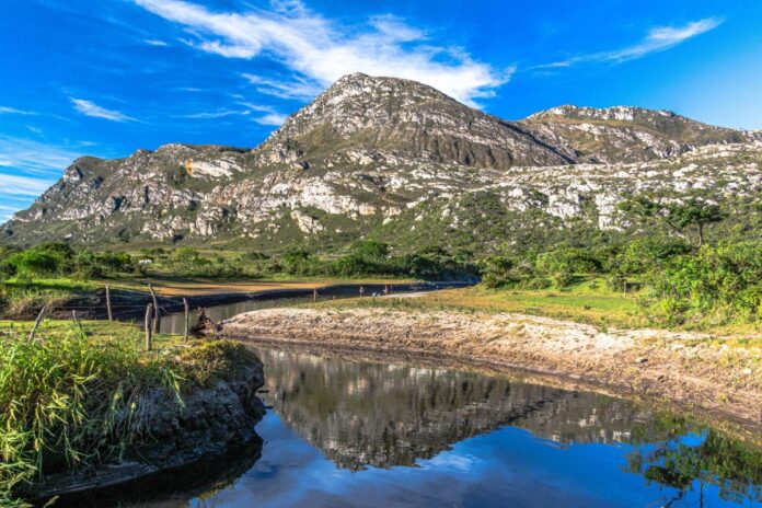 O fato de a Serra do Espinhaço estar agora exposta à possibilidade de ser explorada sem o rigoroso processo de licenciamento é visto como um risco para a integridade do ecossistema local, especialmente em uma região tão sensível