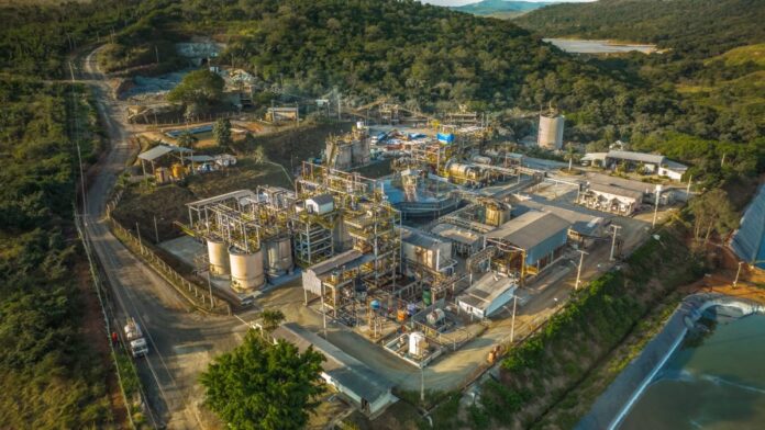 A operação na mina de ouro foi suspensa devido a questões técnicas e operacionais, mas com o avanço das autorizações, a empresa agora pode avançar nos ajustes necessários para a retomada total da extração do mineral