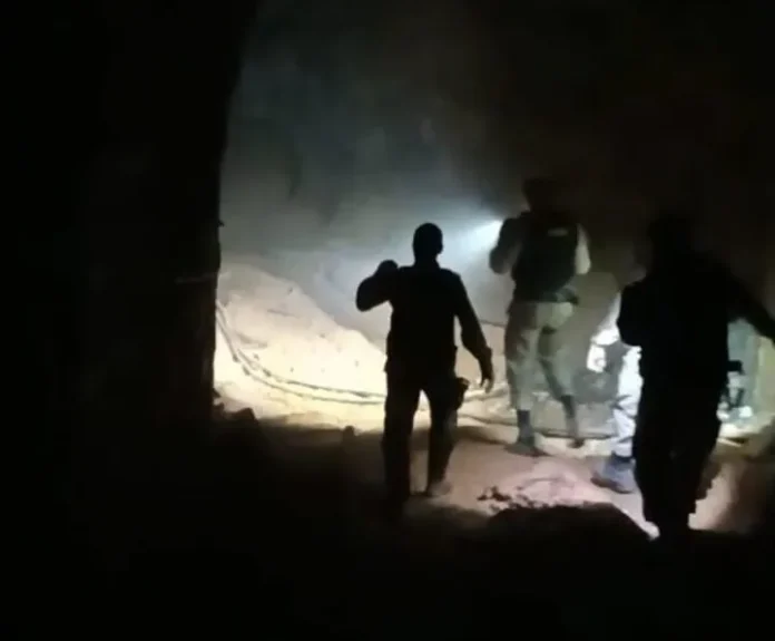 A ação aconteceu após uma averiguação de rotina dos policiais militares em uma mina de garimpo abandonada, na região da Fazenda Piteiras.
