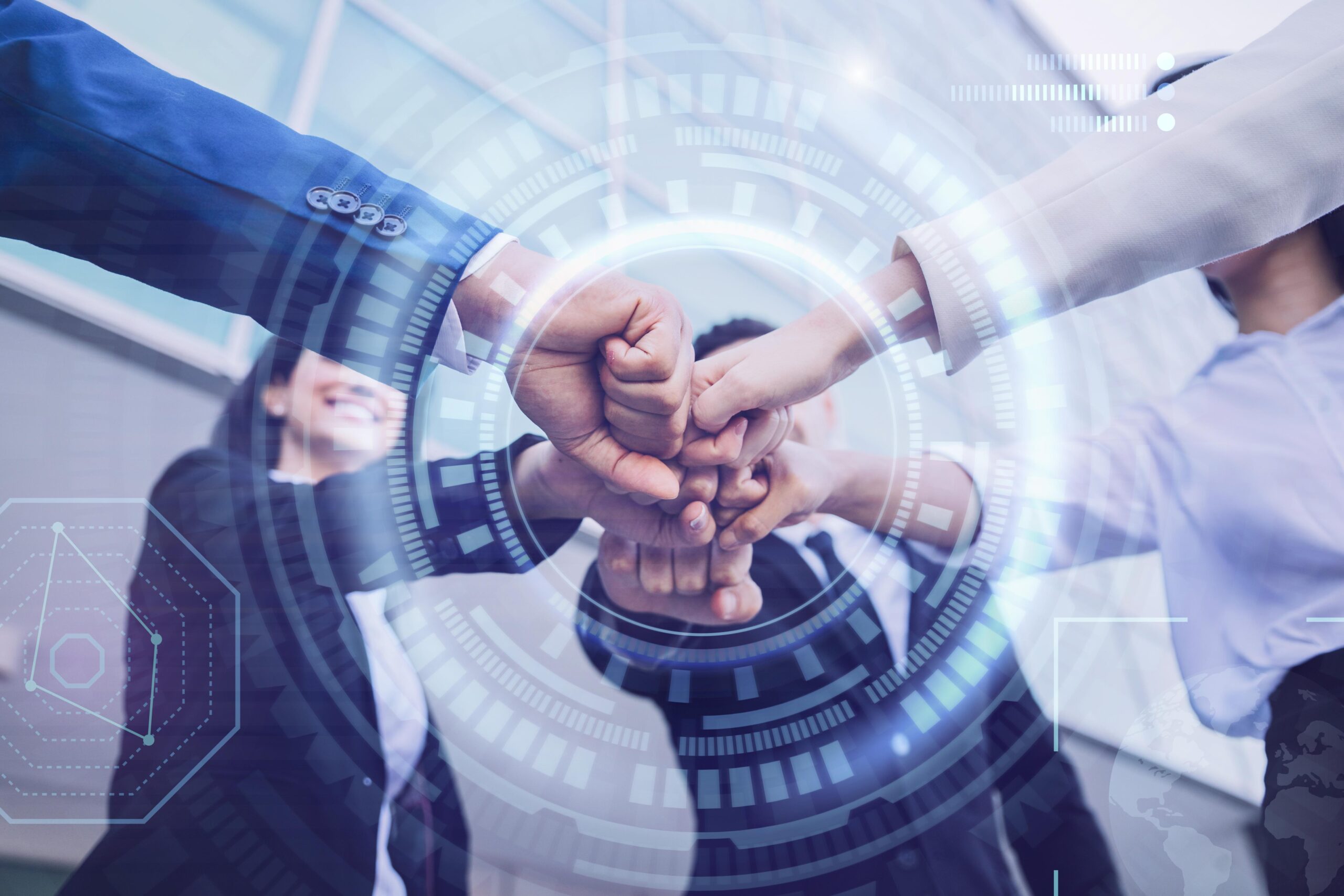 conceito-de-negocio-com-equipe-de-perto A parceria entre os diferentes níveis de governo, junto ao empenho da gestão local, tem sido fundamental para garantir que empreendedores possam tirar suas ideias do papel em tempo recorde e abrir sua empresa no formato MEI