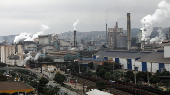 csn Segundo a Usiminas, a CSN violou normas que regulam a aquisição de ações em empresas de capital aberto, e essa alegação está sendo investigada