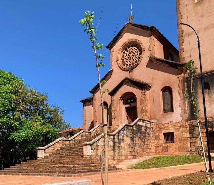 A atividade mineradora, embora essencial para a economia de Ouro Preto, exige um equilíbrio delicado entre o desenvolvimento e a preservação do meio ambiente e das condições de vida da população local