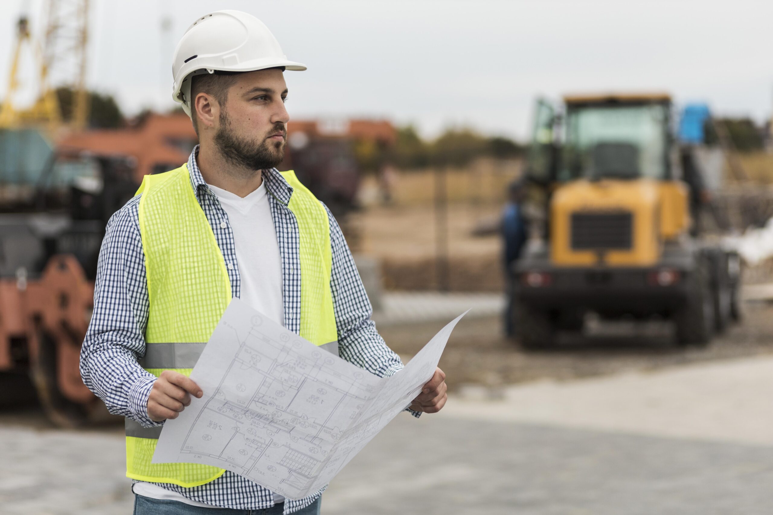 homem-tiro-medio-usando-capacete Oportunidades de trabalho em Congonhas, Itabirito e outras regiões; vagas abertas para diversos perfis operacionais e técnicos