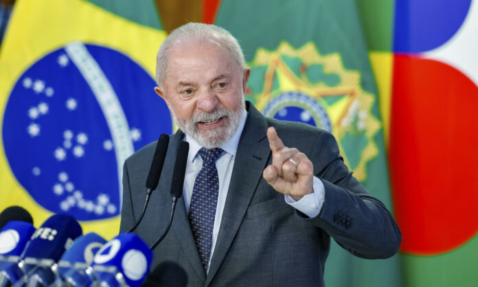 O INSS está devolvendo aos aposentados o valor de descontos feitos sem autorização dos beneficiários por associações investigadas pela PF.