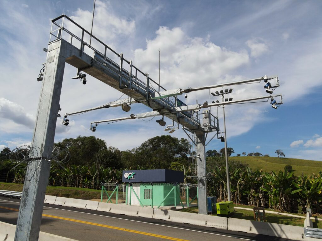 A previsão é de que, com a nova cobrança de pedágio, a manutenção e melhorias na infraestrutura da rodovia possam avançar, garantindo mais segurança e conforto para os usuários