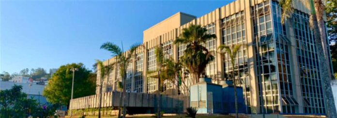 prefeitura-de-Itabira A crise financeira enfrentada pela cidade é atribuída principalmente à redução nas receitas provenientes da Compensação Financeira por Exploração de Recursos Minerais (CFEM) e do Imposto sobre Circulação de Mercadorias e Serviços (ICMS), que são as duas maiores fontes de arrecadação do município