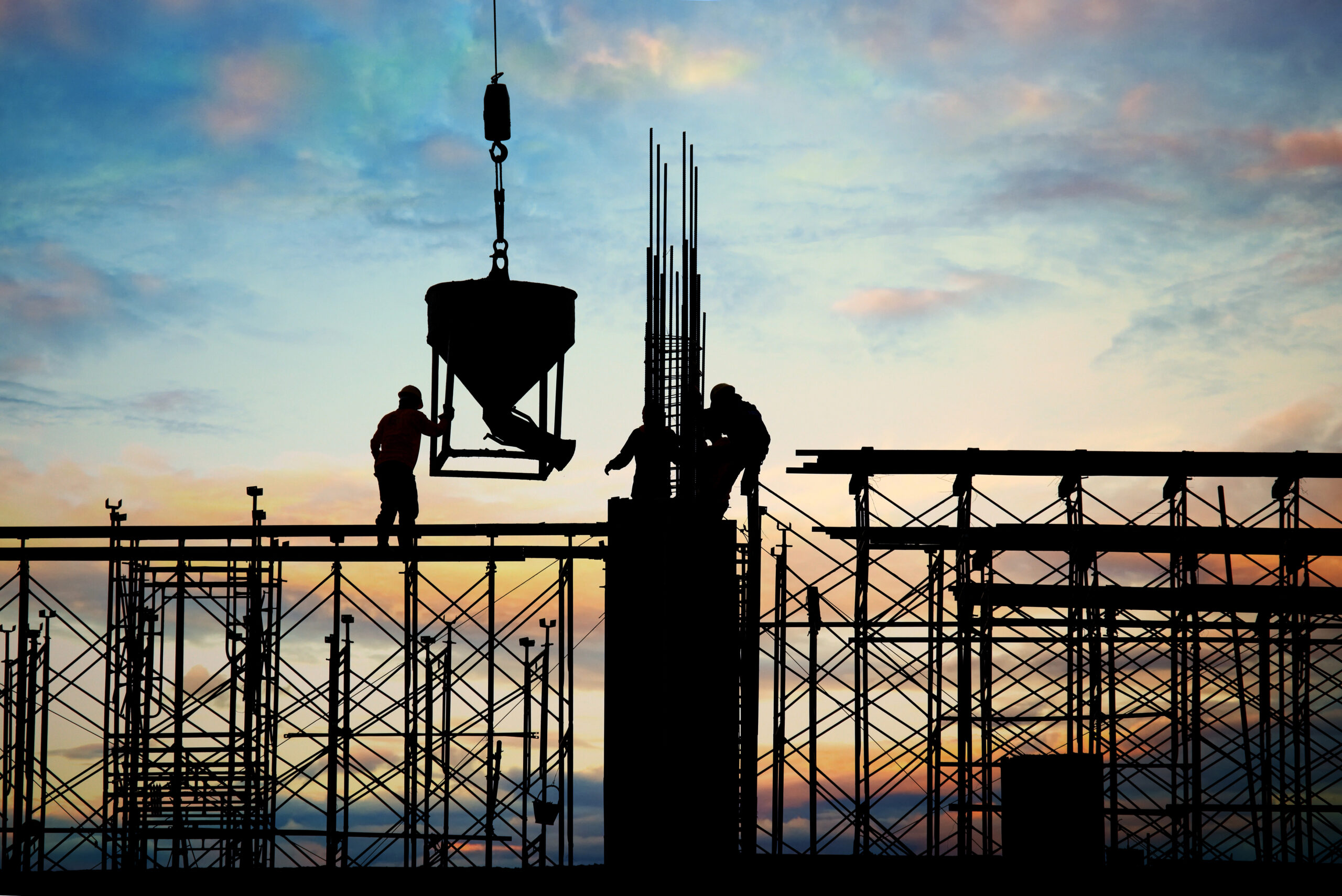 construction silhouette De acordo com o TCU, o orçamento total para todas as obras em Minas Gerais, incluindo tanto as paralisadas quanto as em execução, chega a R$ 9,2 bilhões