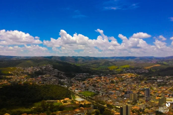 A exploração de terras raras no sul de Minas Gerais gera preocupação entre ambientalistas e moradores. Mineradoras estrangeiras aguardam licenciamento para atuar em áreas de Mata Atlântica, colocando em risco a biodiversidade local e recursos hídricos essenciais
