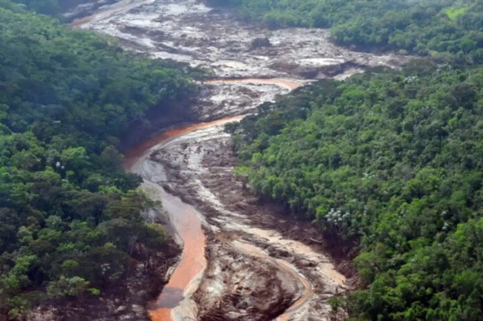 Em 5 de novembro de 2015, o rompimento da Barragem de Fundão, operada pela Samarco Mineração S/A, causou a maior catástrofe ambiental da história do Brasil