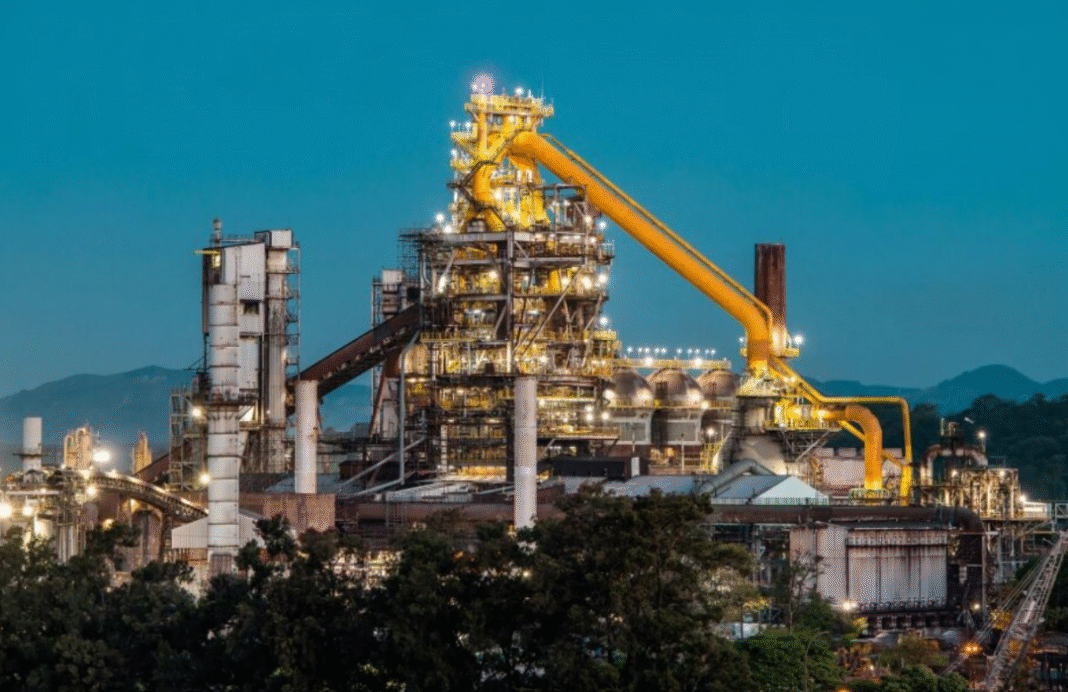 Com um investimento de R$ 2,7 bilhões, a reforma do Alto-Forno 3 da Usiminas trouxe avanços substanciais, incluindo a modernização de um conjunto de sensores que monitoram, em tempo real, a temperatura e o fluxo de gases